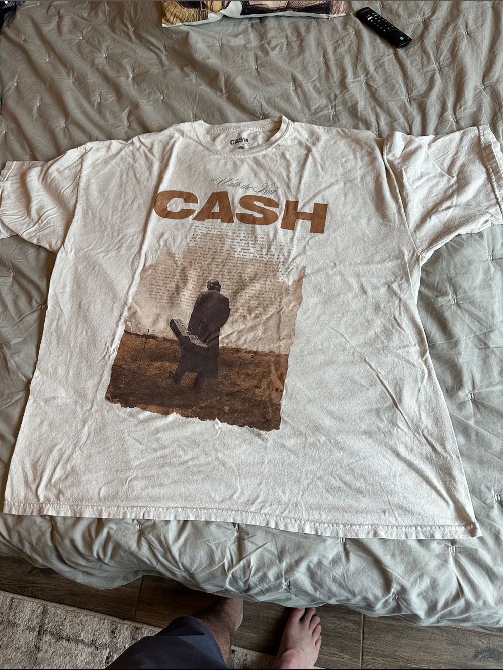 Off-White Short-Sleeve Tee with Brown Graphic "CASH" size XL